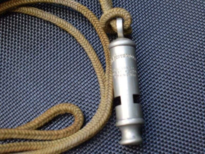 95) Good Original British Army Officers Private Purchase Tube Whistle & Original Khaki Lanyard — image 5