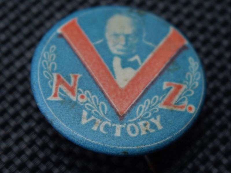 138) Good Original WW2 New Zealand V For Victory Churchill Pin Celluloid Badge — image 4