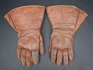 50) 1920s-30s Nice Quality British Motorcyclists Leather Gauntlets.