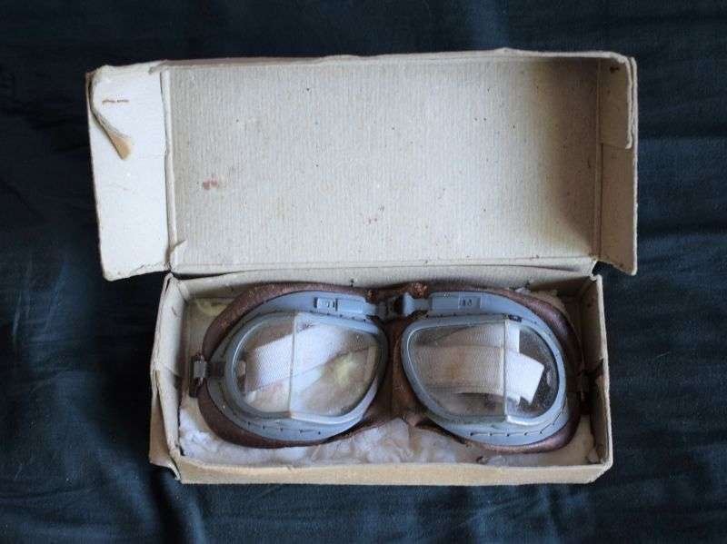 14) Excellent Original Vintage RAF MKVIII Flying Goggles & Later Box — image 10