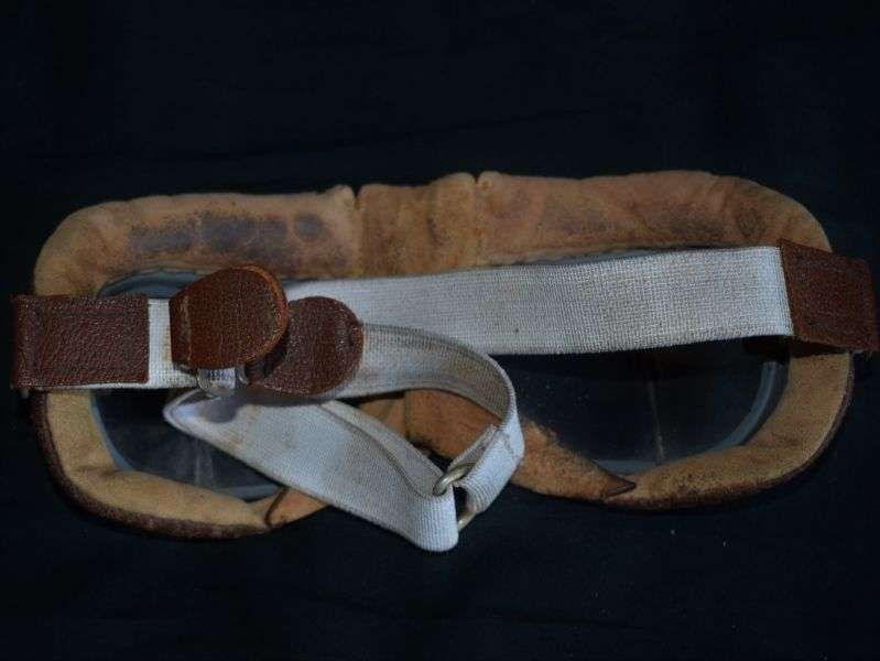 14) Excellent Original Vintage RAF MKVIII Flying Goggles & Later Box — image 3