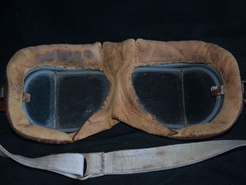 14) Excellent Original Vintage RAF MKVIII Flying Goggles & Later Box — image 4