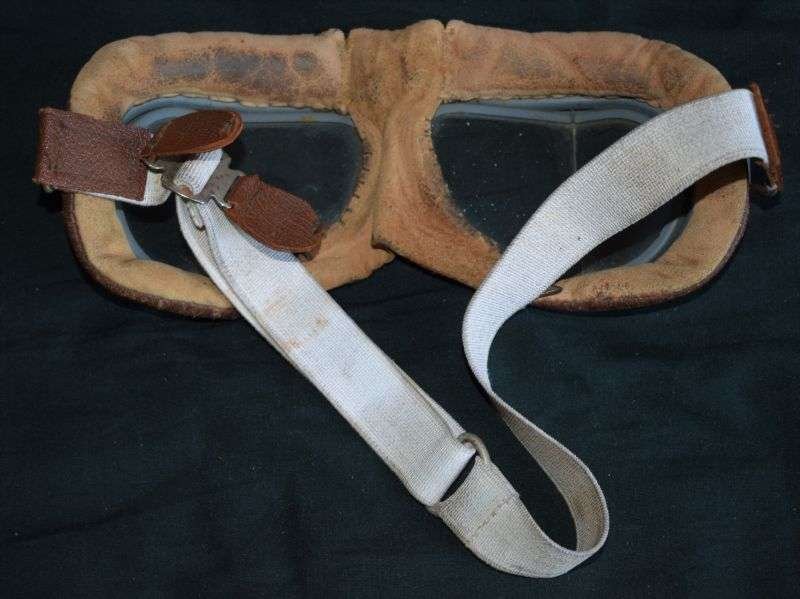 14) Excellent Original Vintage RAF MKVIII Flying Goggles & Later Box — image 5