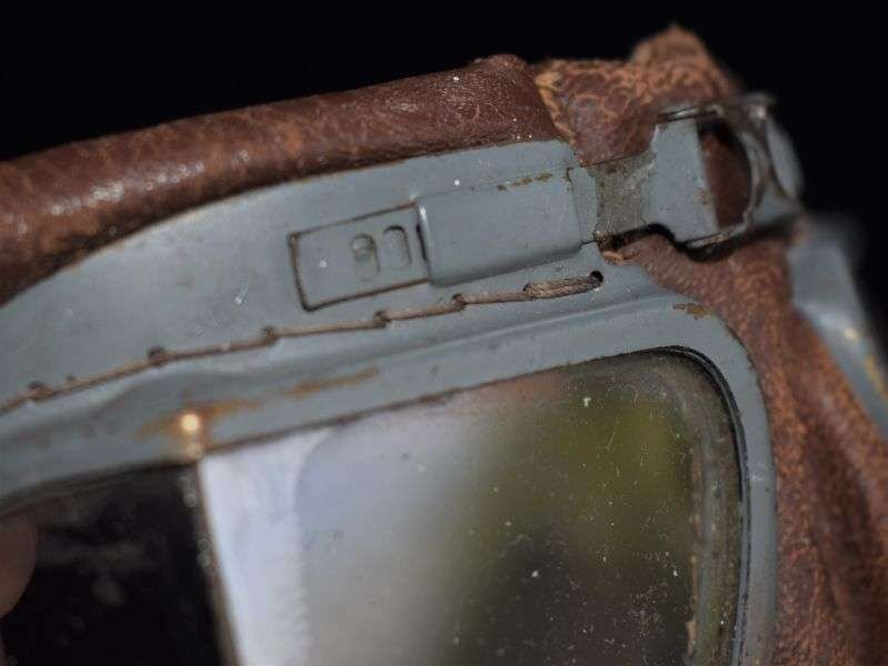 14) Excellent Original Vintage RAF MKVIII Flying Goggles & Later Box — image 6