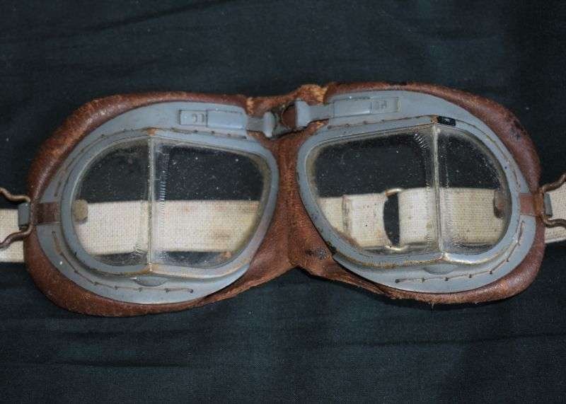 14) Excellent Original Vintage RAF MKVIII Flying Goggles & Later Box — image 8
