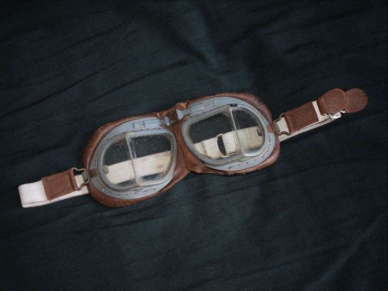 14) Excellent Original Vintage RAF MKVIII Flying Goggles & Later Box — image 9