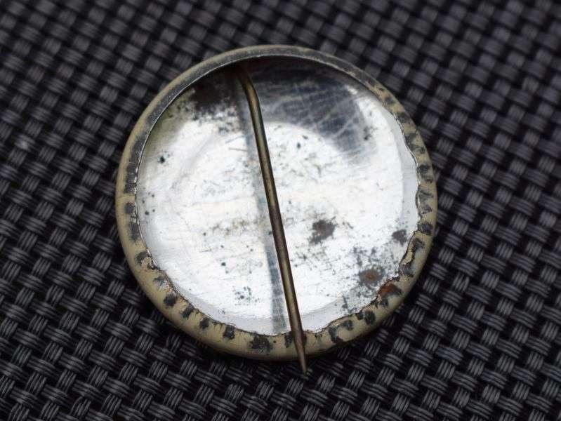 106) An Original WW2 Patriotic US Pin Badge of MacArthur — image 2