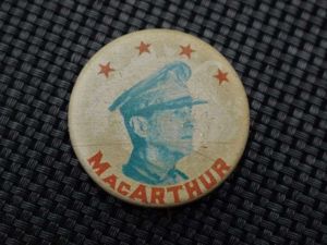 106) An Original WW2 Patriotic US Pin Badge of MacArthur