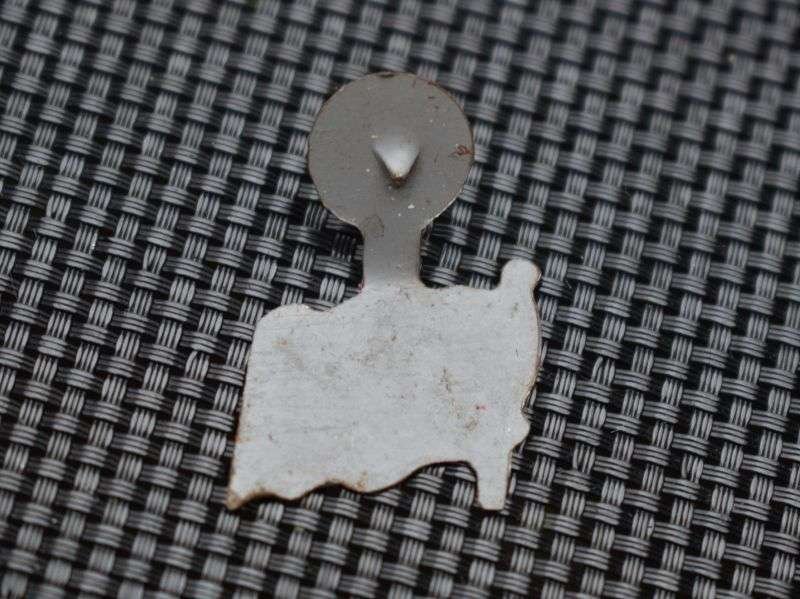 105) Nice Original WW2 American USO Clamp on Tin Badge — image 2