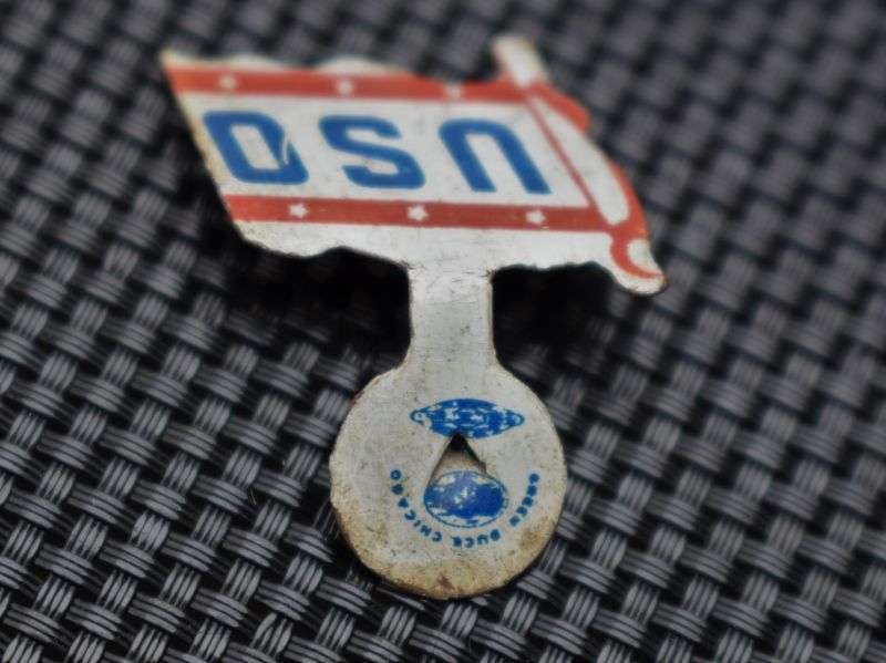 105) Nice Original WW2 American USO Clamp on Tin Badge — image 3