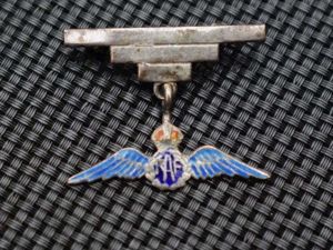 98) Nice Original WW2 RAF Wings Brooch Marked as Silver