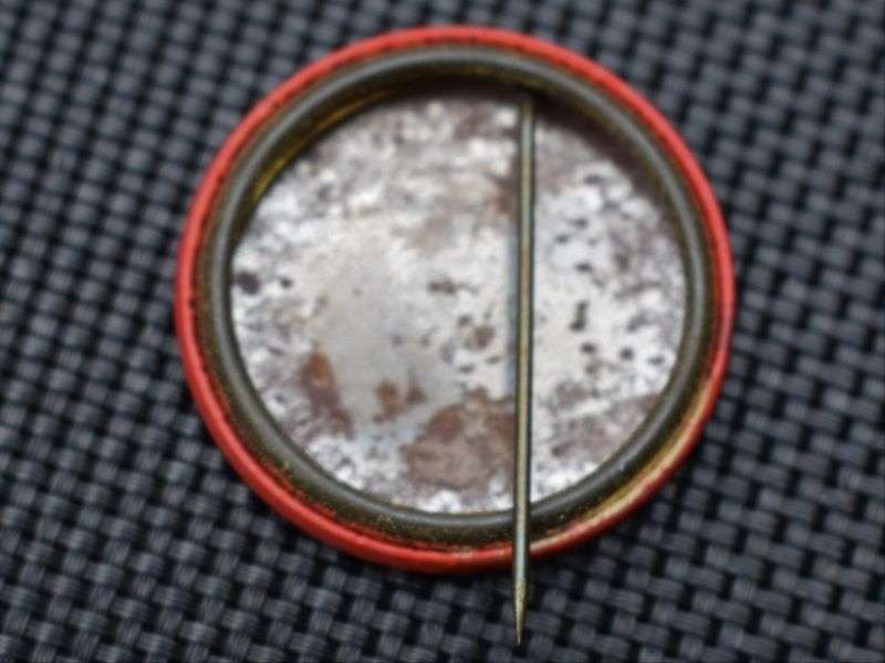 92) Good Original WW2 US Patriotic Pin Badge General MacArthur — image 2