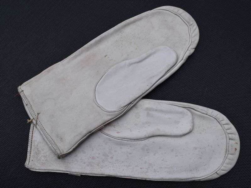 75) Excellent Unissued WW2 British Military Leather Mittens Dated 1945 — image 6