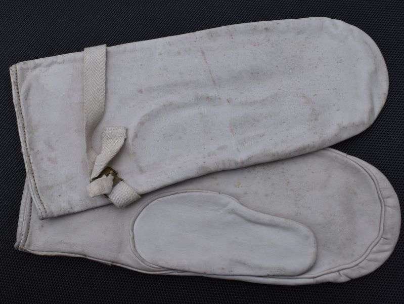 75) Excellent Unissued WW2 British Military Leather Mittens Dated 1945 — image 7