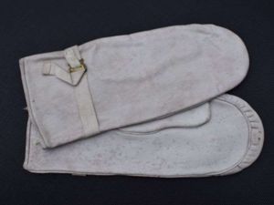 75) Excellent Unissued WW2 British Military Leather Mittens Dated 1945