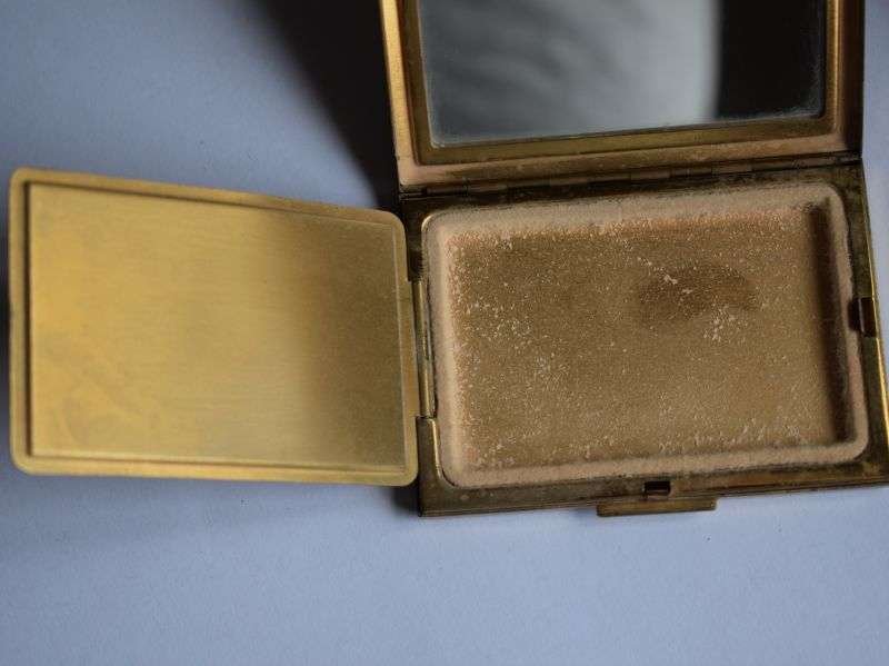 25) Nice Original 1930s-40s Vogue Vanity Sweetheart Compact with RA Badge — image 2