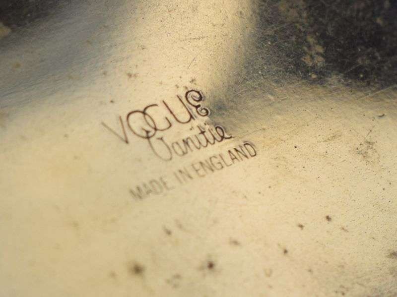 25) Nice Original 1930s-40s Vogue Vanity Sweetheart Compact with RA Badge — image 3