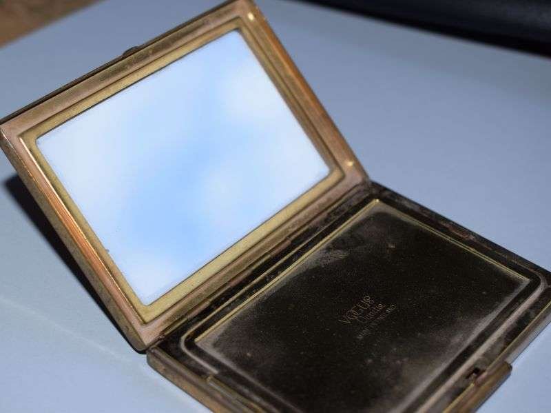 25) Nice Original 1930s-40s Vogue Vanity Sweetheart Compact with RA Badge — image 4