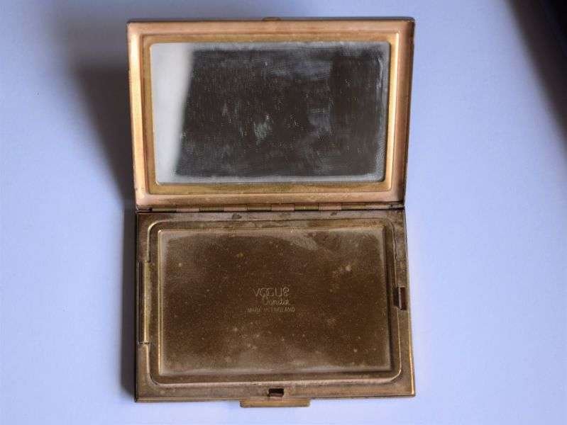 25) Nice Original 1930s-40s Vogue Vanity Sweetheart Compact with RA Badge — image 5