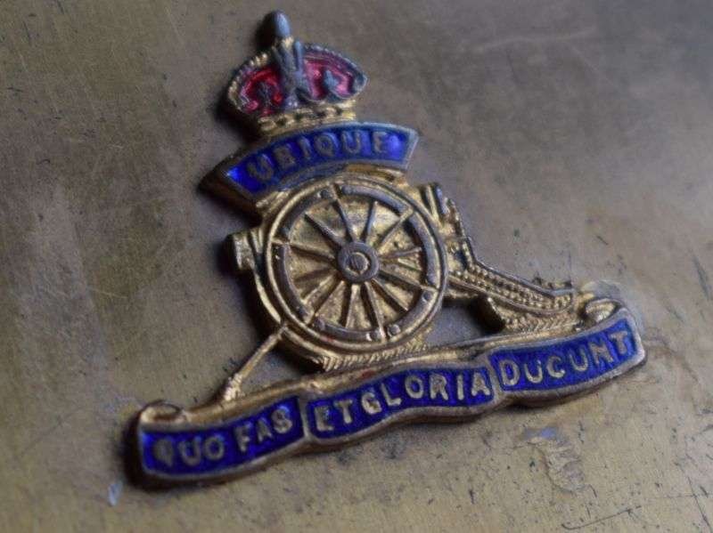 25) Nice Original 1930s-40s Vogue Vanity Sweetheart Compact with RA Badge — image 7