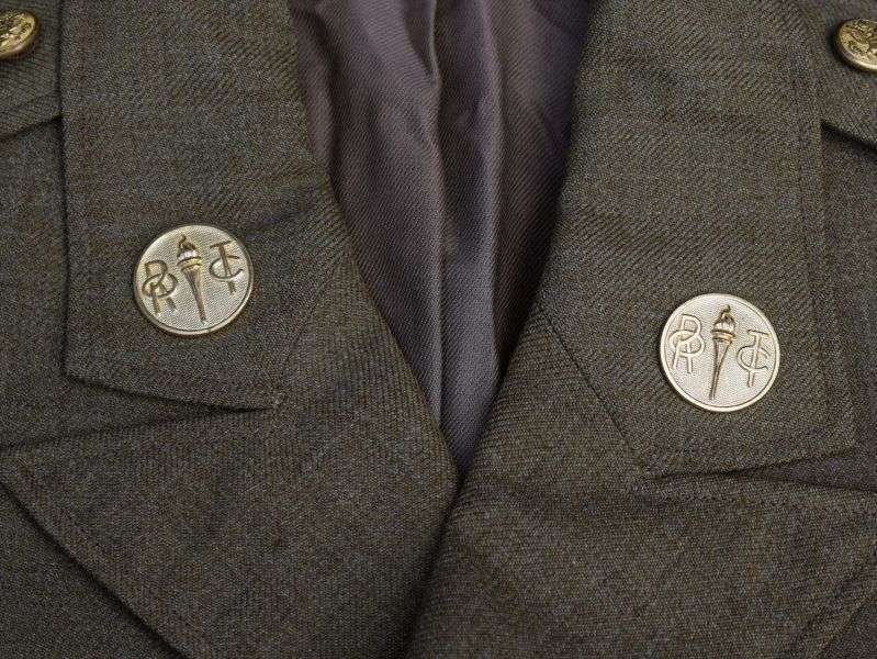 10) Excellent Original WW2 US ROTC Field Artillery Officers Jacket & Original Insignia — image 6