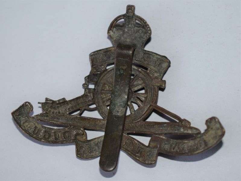 114) Excellent Dirty Original WW1 WW2 Royal Artillery Cap Badge — image 2