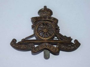 114) Excellent Dirty Original WW1 WW2 Royal Artillery Cap Badge