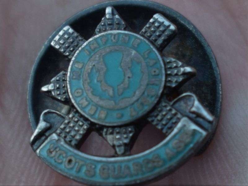 25) Good Original WW1 WW2 Scots Guards Association Enamel Lapel Badge — image 3
