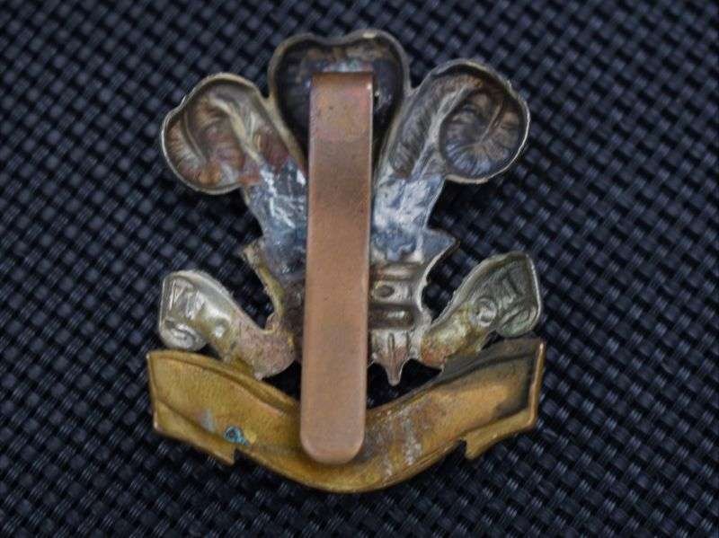 138) Excellent Original WW1 Bi-Metal Cap The Welsh Regiment — image 2