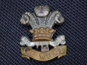 138) Excellent Original WW1 Bi-Metal Cap The Welsh Regiment