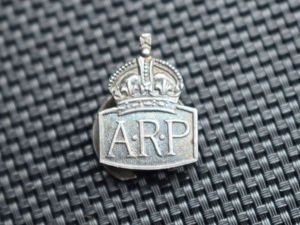 26) Lovely Tiny WW2 ARP Lapel Badge In Silver