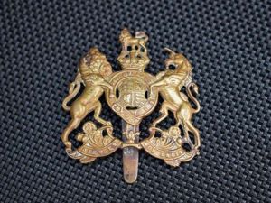 120) Nice Original WW1 WW2 British General Service Cap Badge