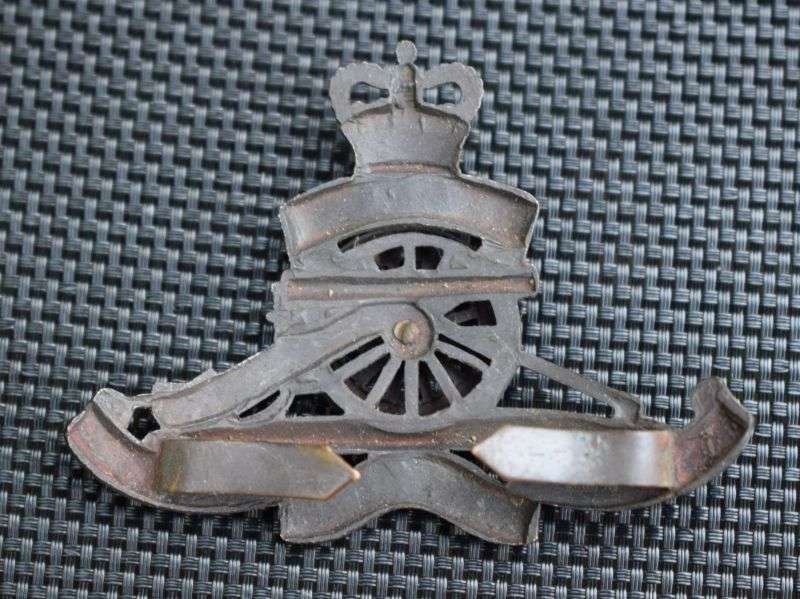 26) Good Original Post WW2 RA Officers Bronze Cap Badge by J.R.Gaunt — image 3