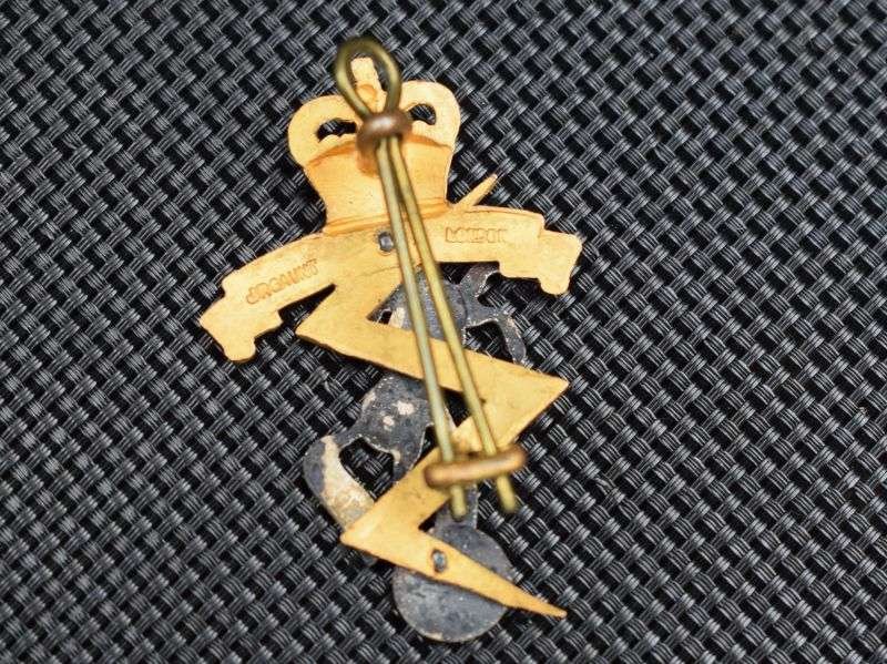 51) Excellent Original Post WW2 REME Officers Guilt Cap Badge by Gaunt — image 2