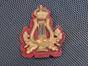73) Good Original WW1 WW2 British Army Bandsman's Cap Badge