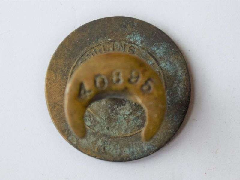 107) A good Original WW1 On War Service 1914 Lapel Badge — image 2
