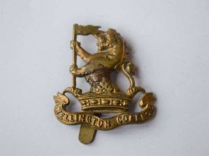 106) Excellent Original WW1 WW2 Wellington College OTC Cap Badge