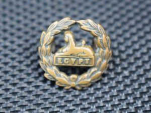 39) Good Original WW1 WW2 Gloucestershire Regiment Back Badge