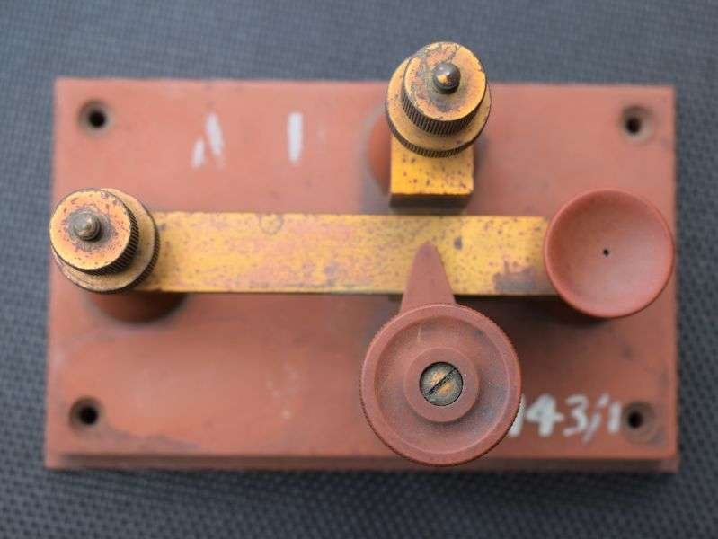 26) Interesting 1920s-1930s Bakelite? Morse Key Contact No 1. — image 2