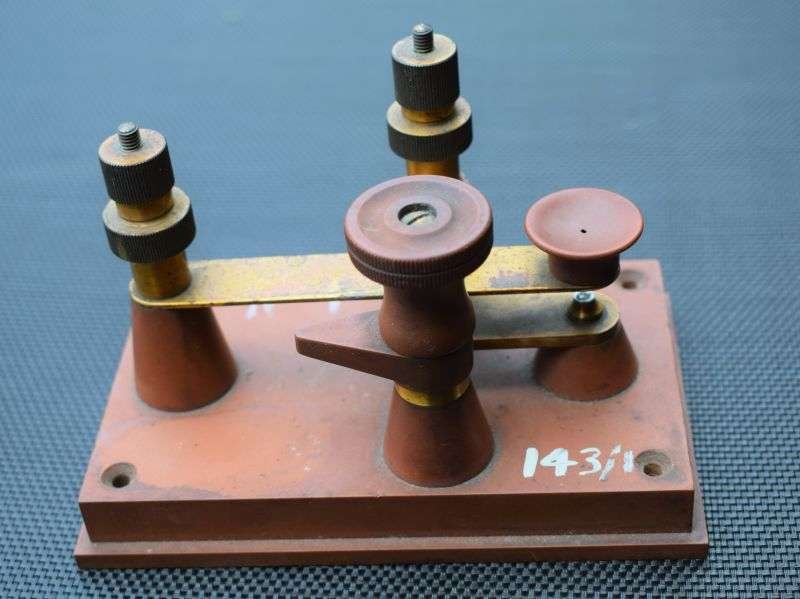 26) Interesting 1920s-1930s Bakelite? Morse Key Contact No 1. — image 4