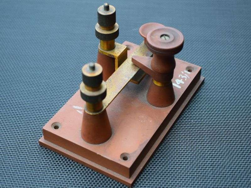 26) Interesting 1920s-1930s Bakelite? Morse Key Contact No 1. — image 5