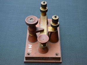 26) Interesting 1920s-1930s Bakelite? Morse Key Contact No 1.