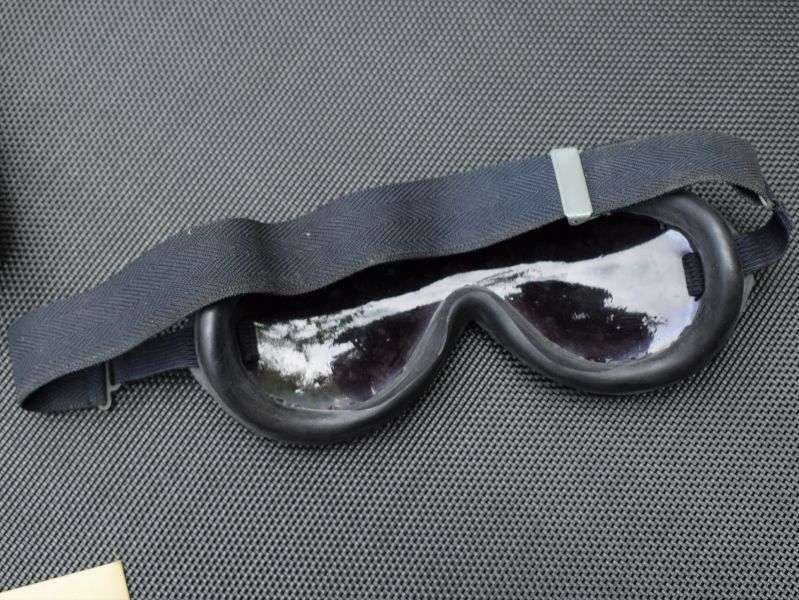 20) Boxed Original WW2 US Dark-Adaptor Goggle Kit 1084 & Polaroid Goggles 1060 — image 9