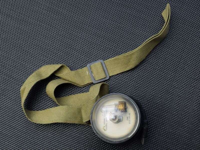 23) Boxed Unissued WW2 USAAF & RAF Issue Dinghy Signalling Lamp — image 7