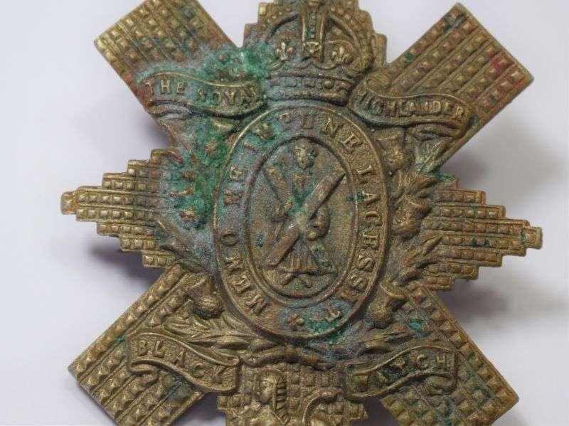 97) Good Original WW1 WW2 Black Watch Glengarry Badge — image 3