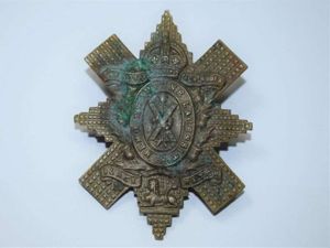 97) Good Original WW1 WW2 Black Watch Glengarry Badge