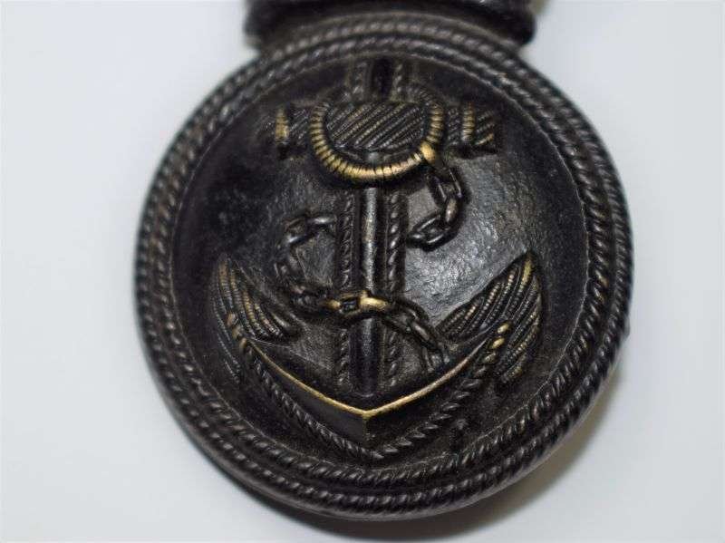 99) Excellent Original WW1 RND Petty Officers Blackened Metal Cap Badge — image 3