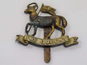 148) Excellent Original WW1 WW2 Cap Badge The Queen's Regiment