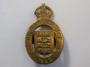 132) Excellent Original WW1 On War Service 1915 Lapel Badge