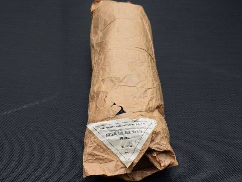 107) Mint Unissued WW2 RAF Long Wool Blue-Grey Mittens 1943 — image 4